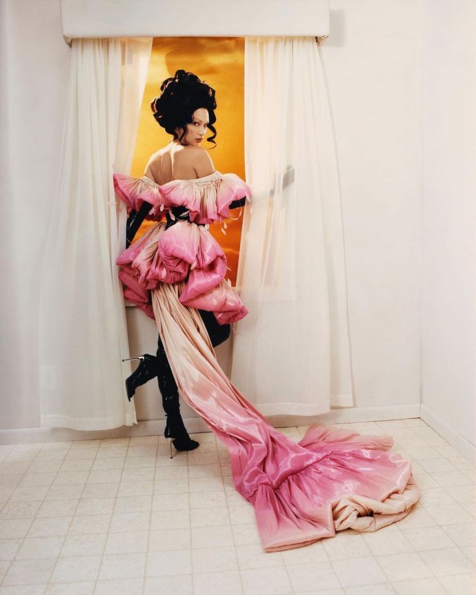 Белла Хадид появилась в Vogue в образе сексуальной японочки
