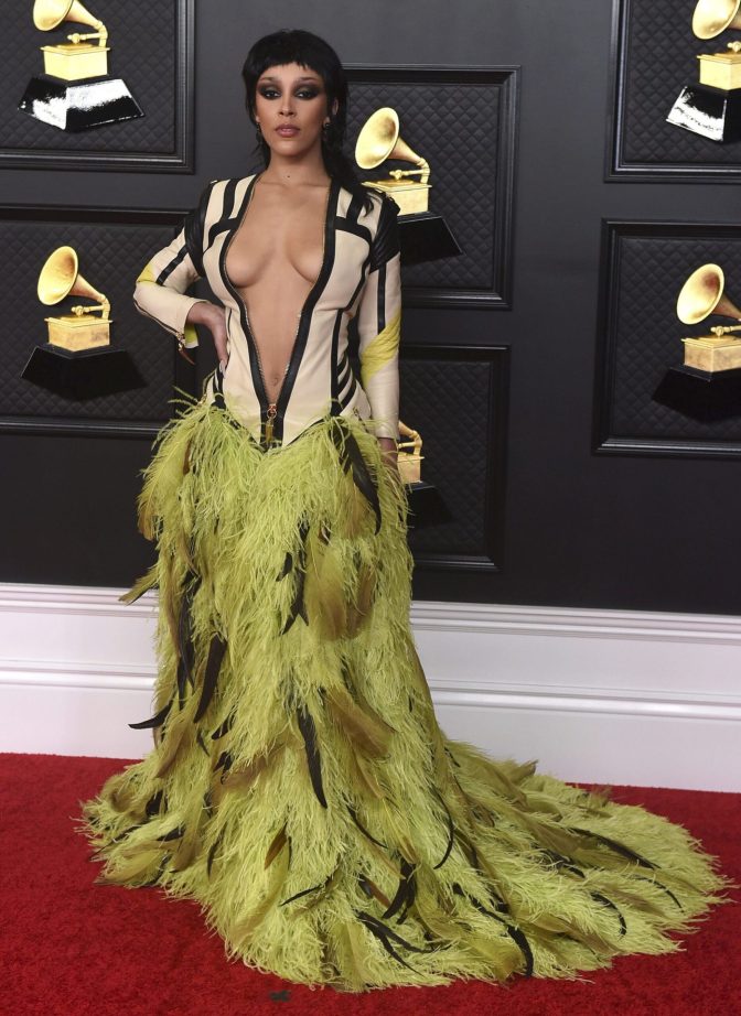 Рэп-певица Доджа Кэт пришла на церемонию Грэмми в платье, которое не скрывало её обнаженной груди