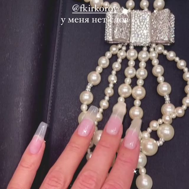 Настя Ивлеева показала ожерелье от Chanel, которое ей подарил Филипп Киркоров