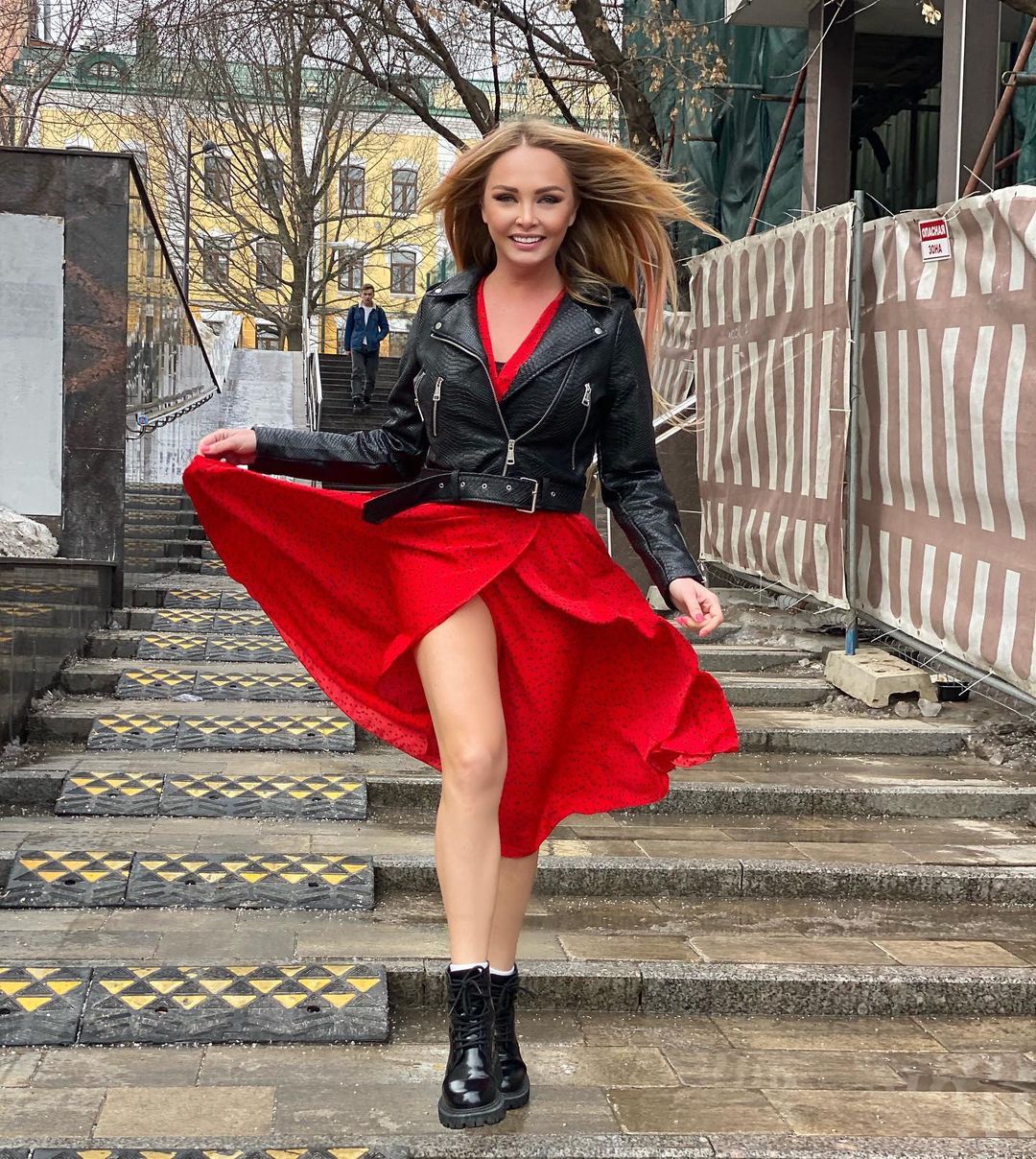 Рейтинг дня: Дарья Пынзарь прогулялась около московской стройки в эффектном платье с запахом