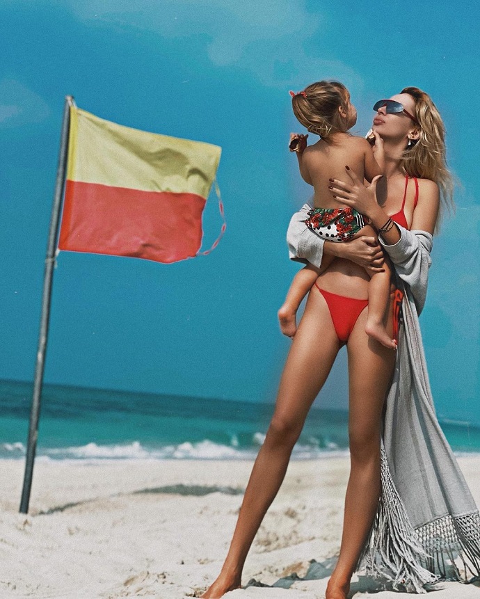 Светлана Лобода устроила фотосессию в бикини вместе со своими дочерями 