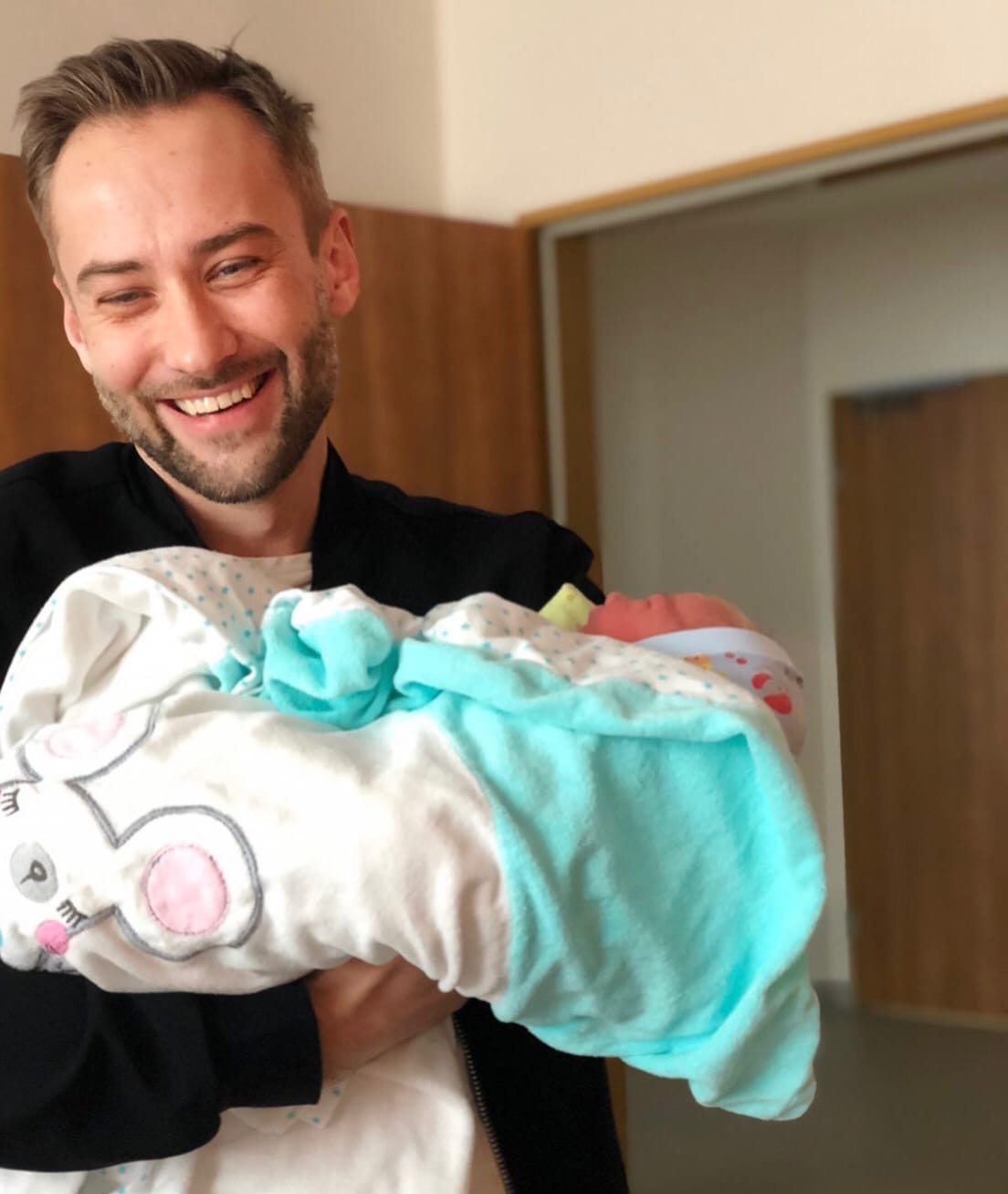 Дмитрий Шепелев поделился первым снимком новорожденного
