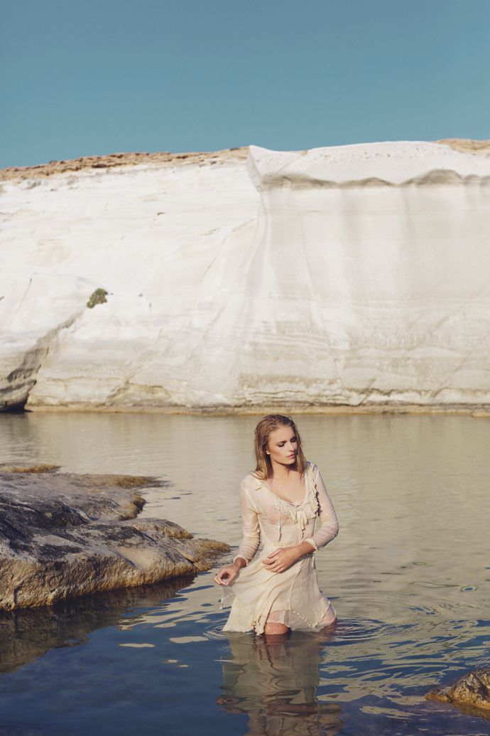 Наоми Кристи голышом взобралась на скалу на пляже острова Милос