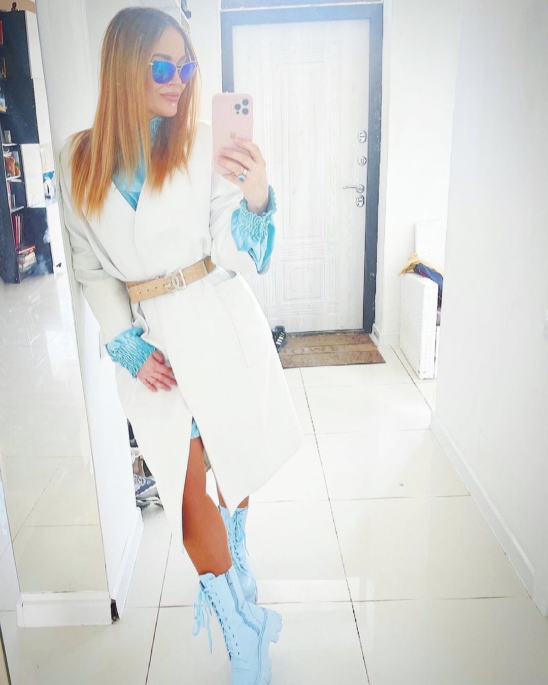 Рейтинг дня: Таня Терёшина выбрала для весенней прогулки белое пальто и голубые ботинки