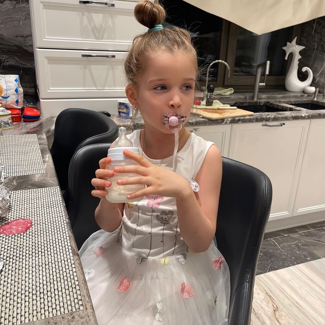 5-летняя дочь Ксении Бородиной все ещё сосёт соску и пьет из бутылочки