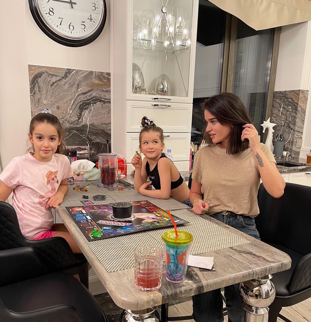 5-летняя дочь Ксении Бородиной все ещё сосёт соску и пьет из бутылочки
