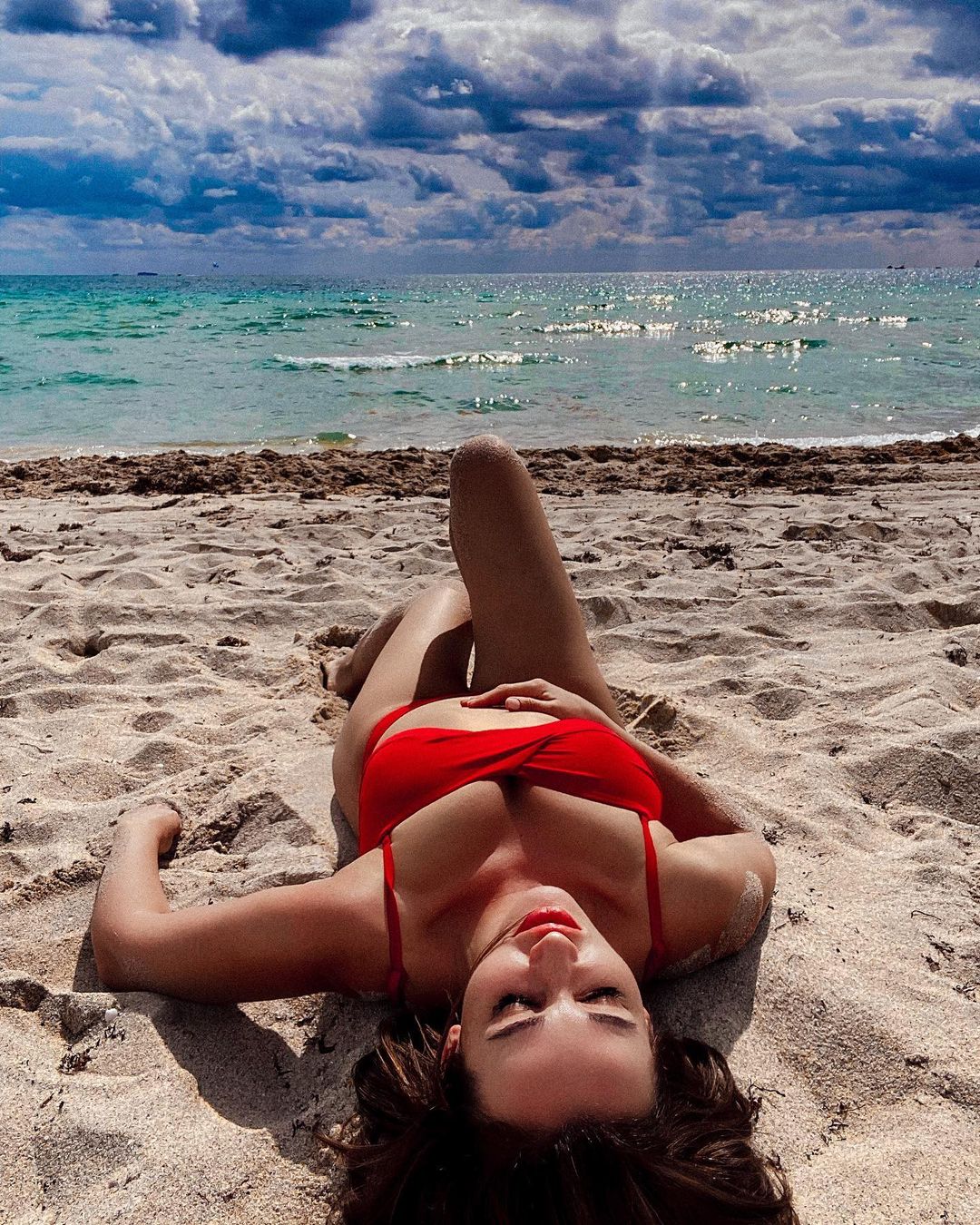 Анфиса Чехова опубликовала горячие фотографии в красном бикини на пляже