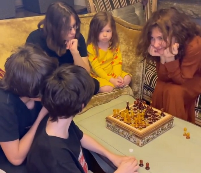 Екатерина Климова показала четырёх детей в необычной обстановке