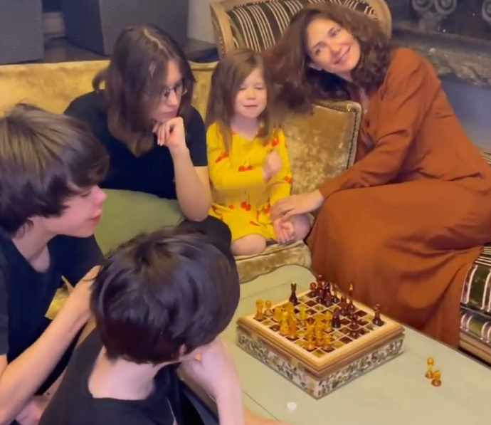Екатерина Климова показала четырёх детей в необычной обстановке