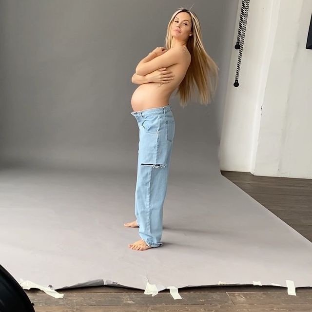 Беременная Мария Горбань устроила абсолютно голую фотосессию