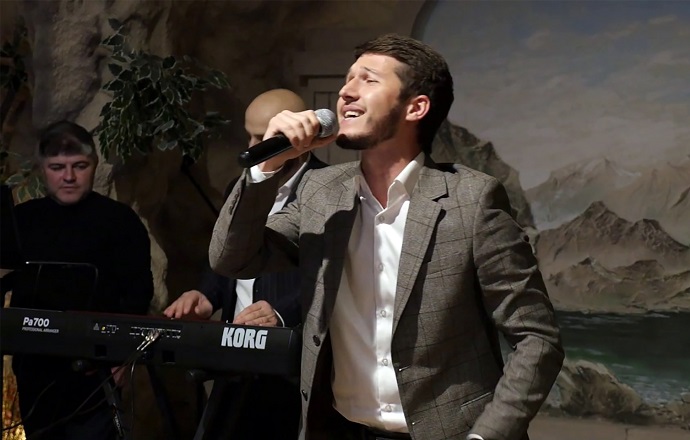 Теперь и на русском: популярный дагестанский певец Апанди Исмаилгаджиев сделал ремикс на свой хит «Мой цветок»