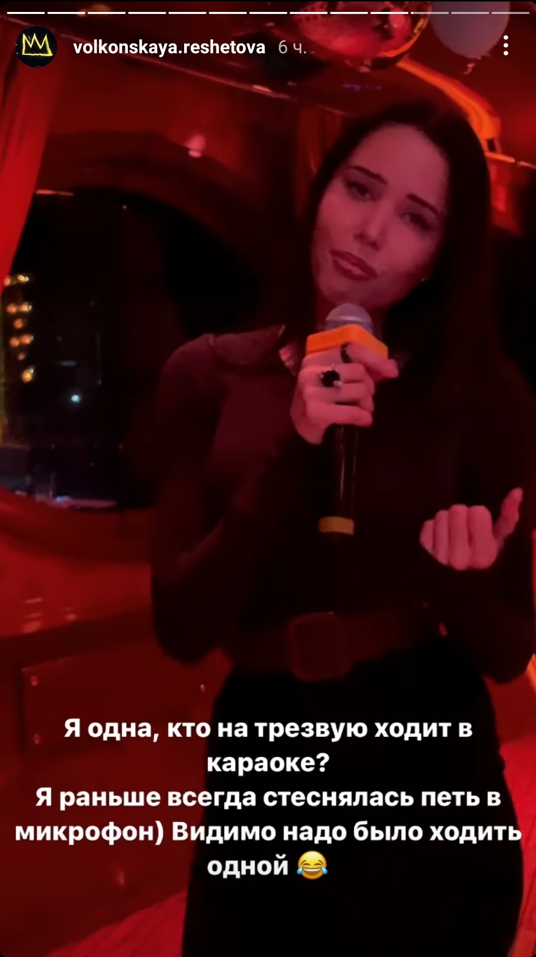 Анастасия Решетова в караоке схватила микрофон, но в её живое пение поверили не все
