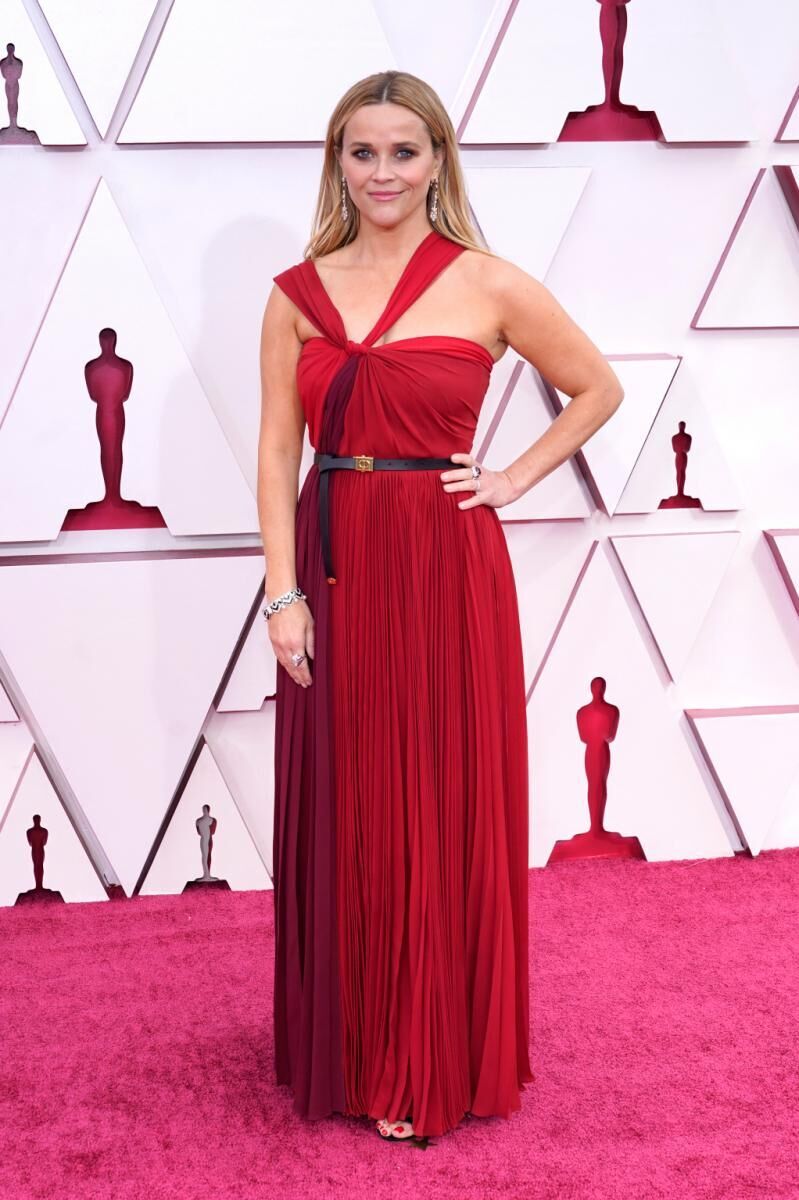 Рейтинг дня: Риз Уизерспун выбрала красное платье в пол для премии "Оскар"