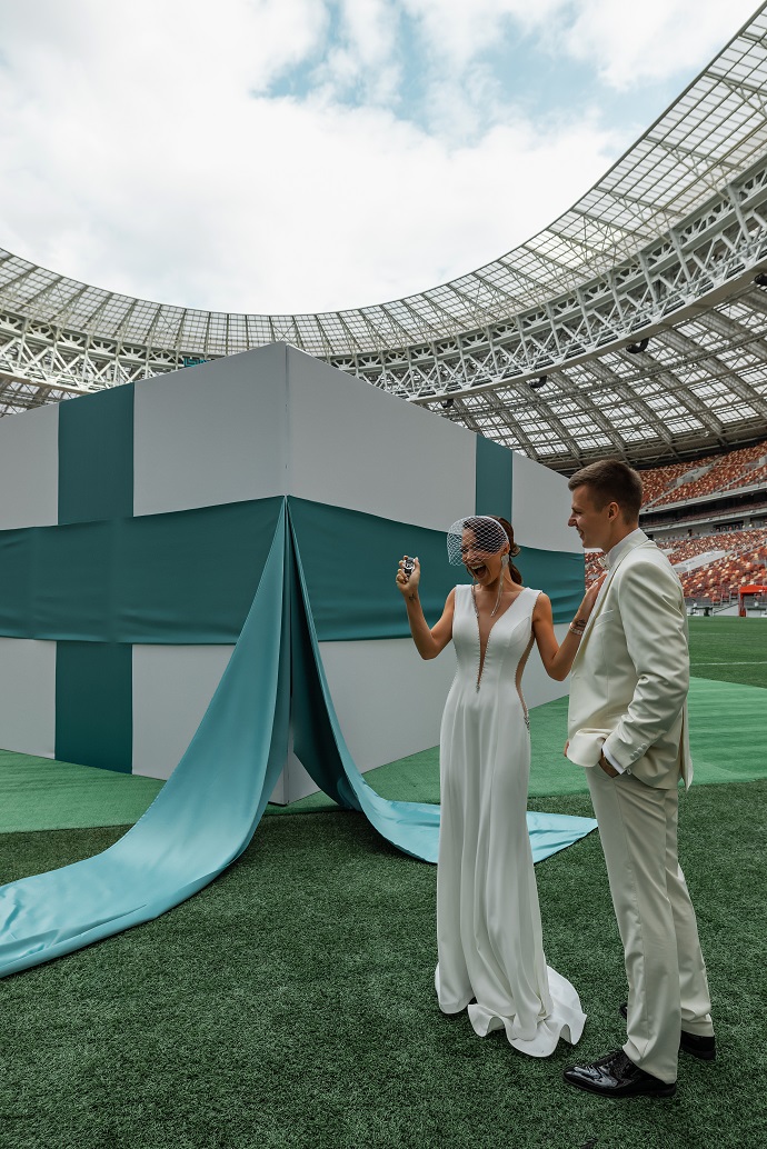 Бизнесмен Артем Чекалин арендовал весь стадион Лужники, чтобы вручить своей жене Валерии Чекалиной Bentley цвета Letique 