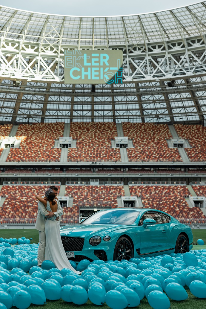 Бизнесмен Артем Чекалин арендовал весь стадион Лужники, чтобы вручить своей жене Валерии Чекалиной Bentley цвета Letique 