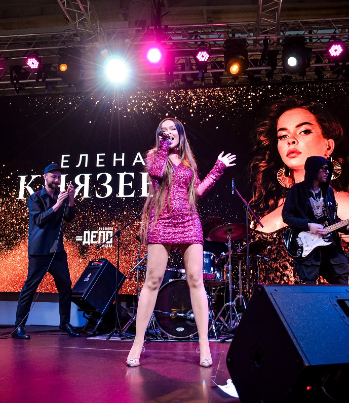 Елена Князева дала живой концерт под аккомпанемент на смартфоне
