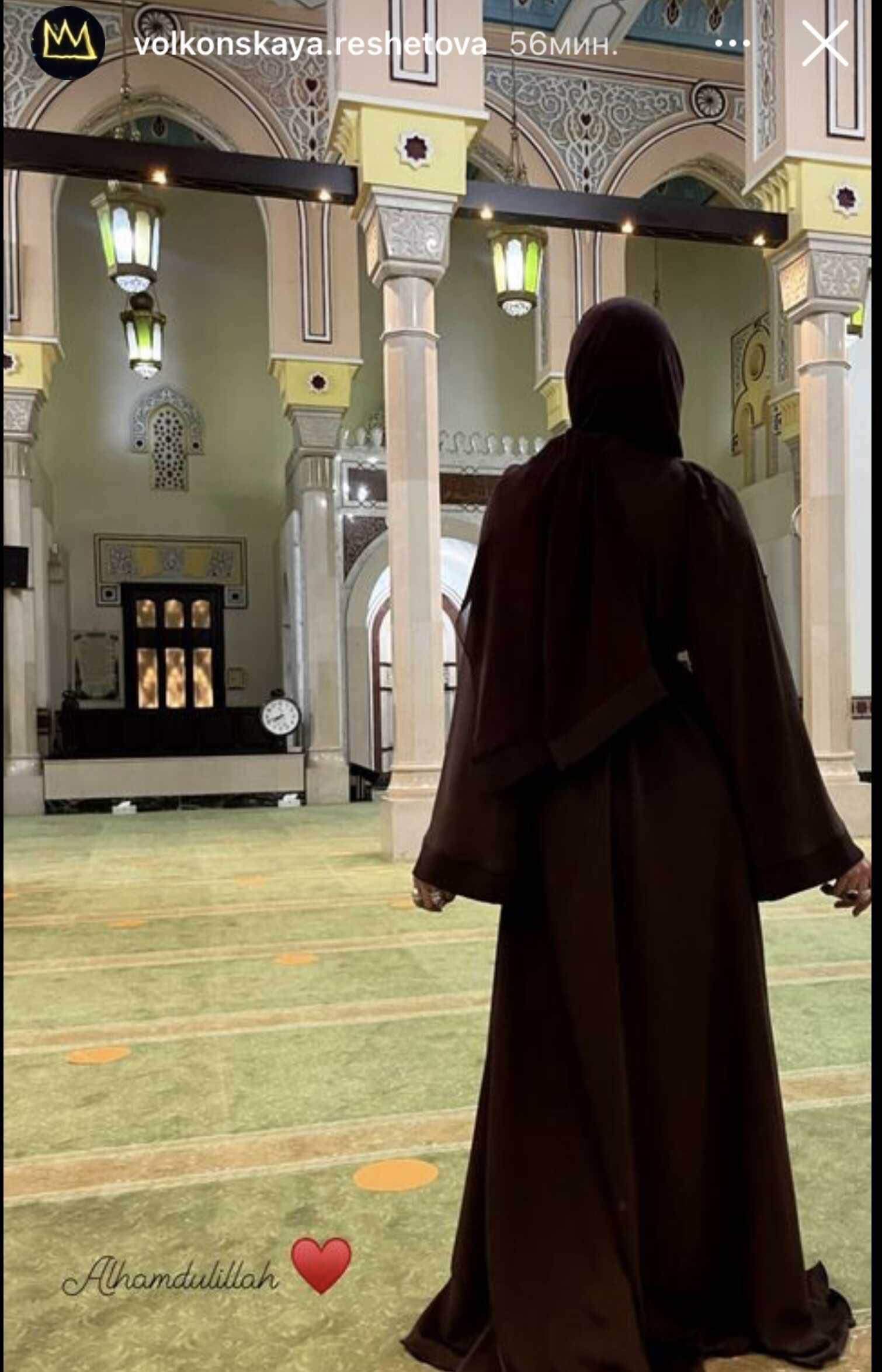 Анастасия Решетова нарядилась в мусульманку и пришла в мечеть
