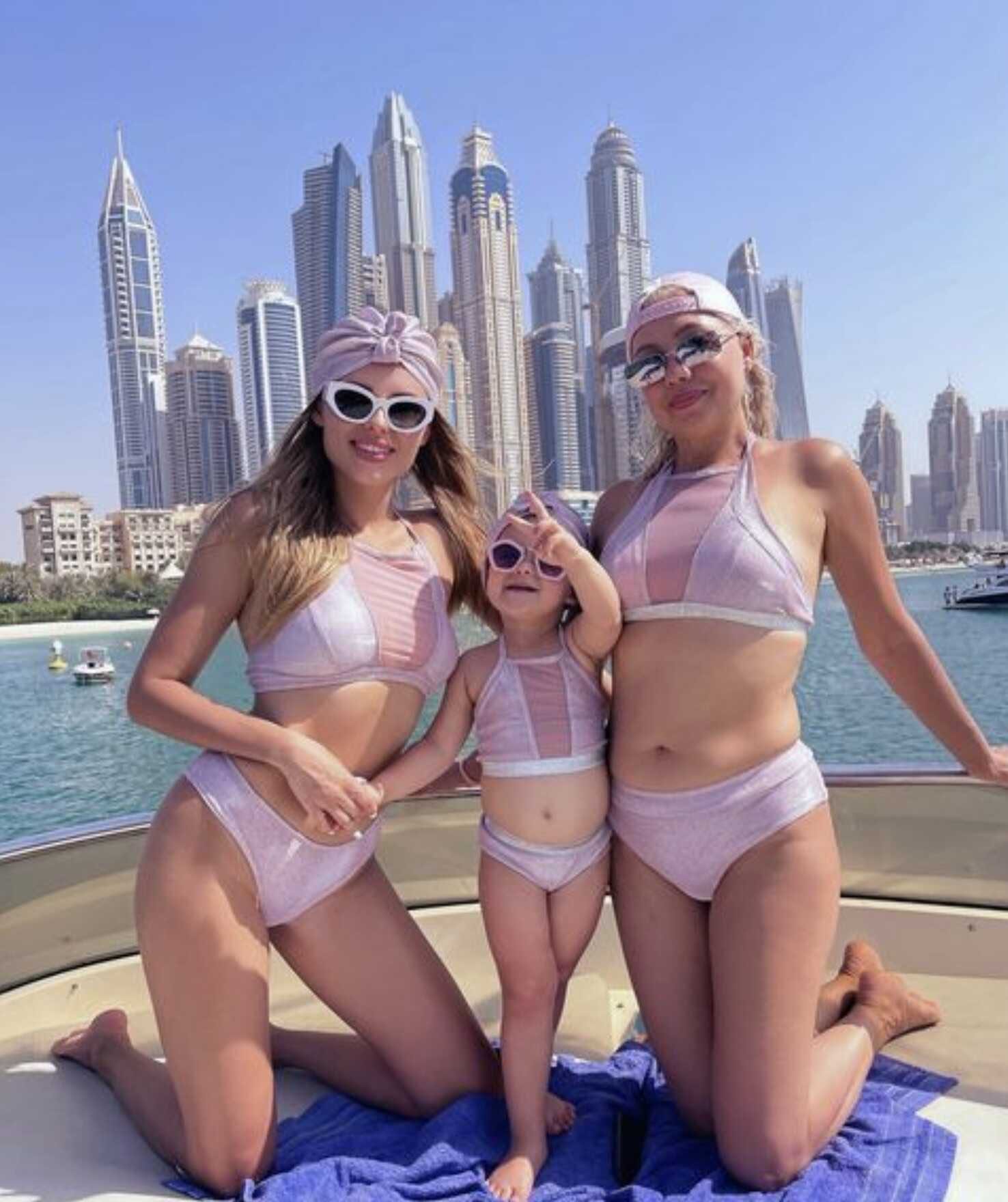 «Красотки»: Ханна с дочерью и моложавой мамой надели одинаковые купальники