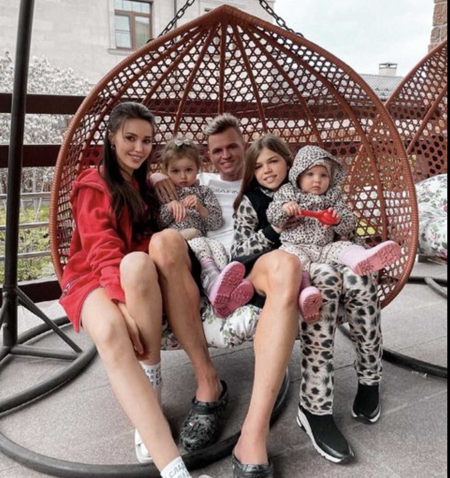 Старшая дочь Дмитрия Тарасова впервые пришла в гости к нему и Анастасии Костенко