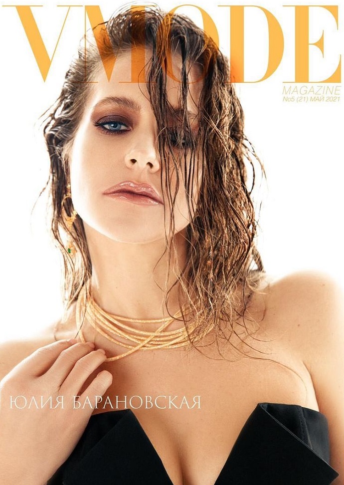 Юлия Барановская появилась на обложке модного журнала, сверкнув большой грудью