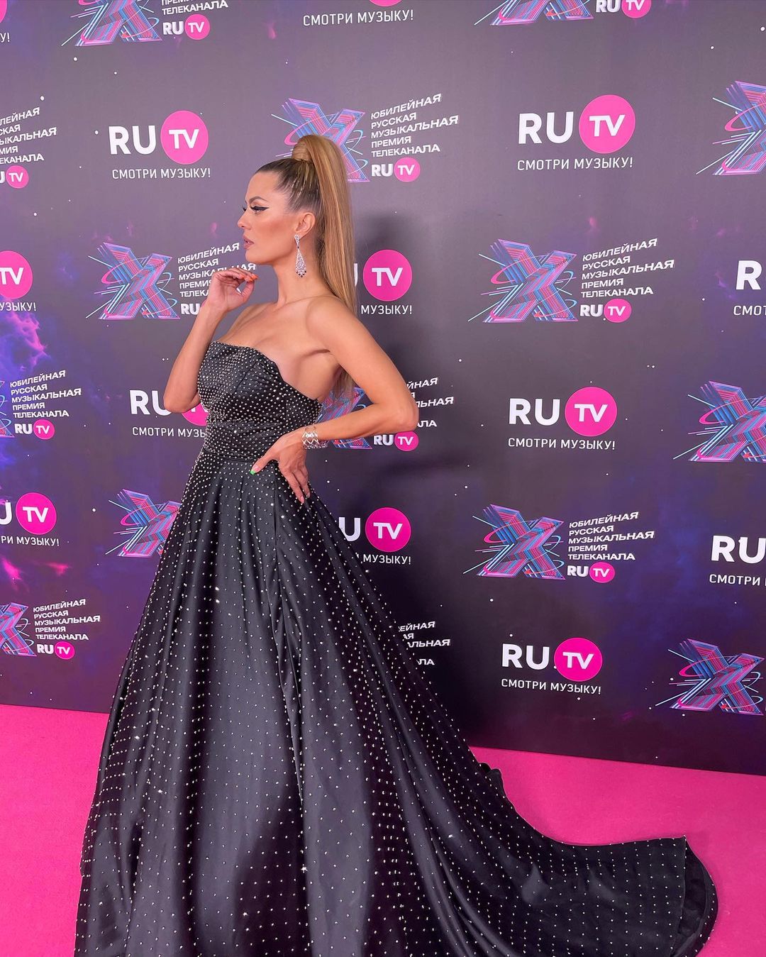 Рейтинг дня: Виктория Боня на премии "Ру-тв" предстала в чёрном платье со стразами
