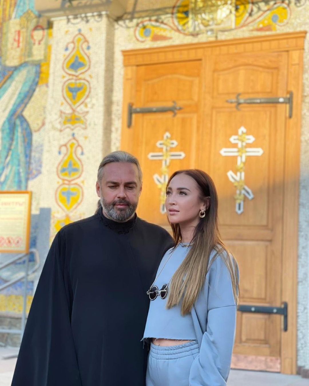 Ольгу Бузову осудили за фото со священником