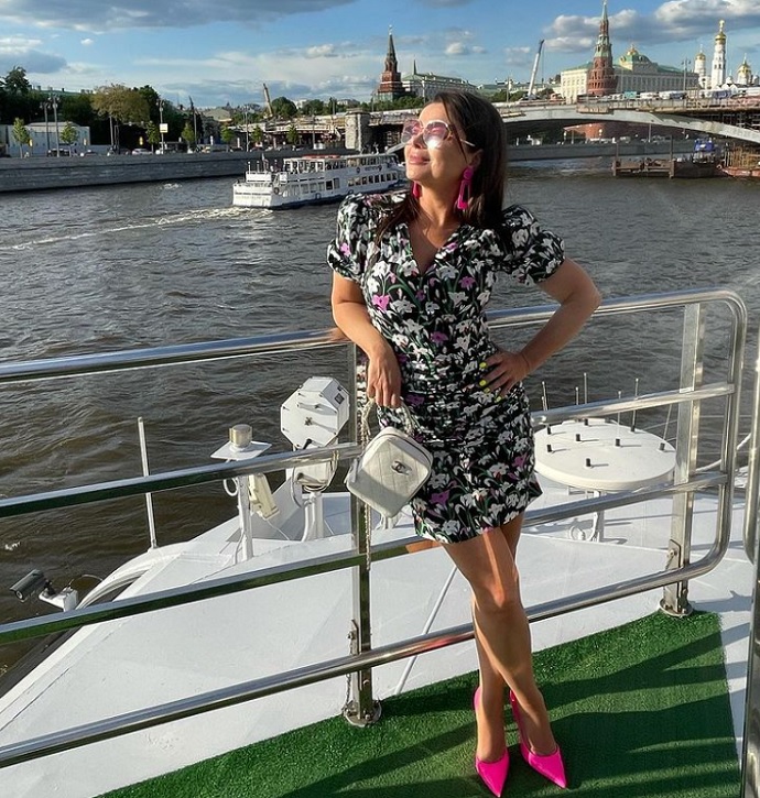 Рейтинг дня: Наташа Королёва в супер коротком платье отправилась на водную прогулку