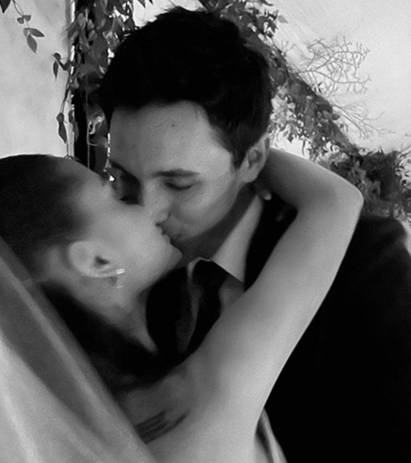 Ариана Гранде показала фото со своей тайной свадьбы