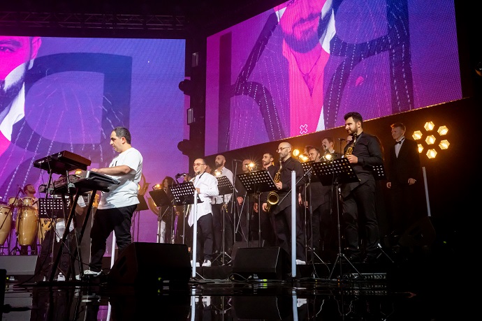 Потрясающий звук, потрясающий свет, потрясающие музыканты: в Москве состоялся долгожданный сольный концерт Аркадия Думикяна