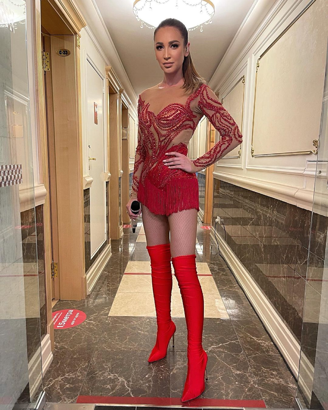 Рейтинг дня: Ольга Бузова в красных ботфортах и купальнике появилась в Кремле