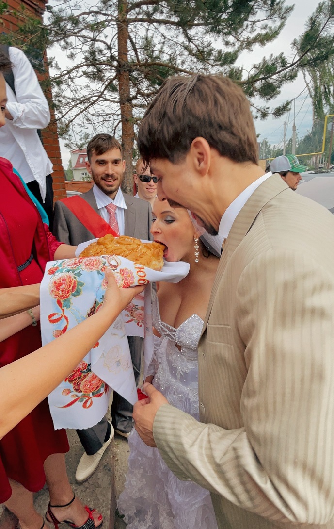 Известный секс-коуч Екатерина Бибишева отмечала годовщину свадьбы в стиле лихих 90-х