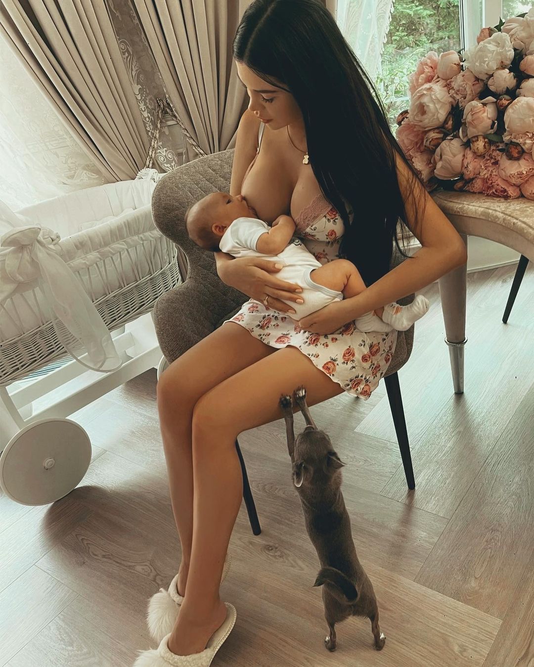 Популярную блогершу раскритиковали за слишком откровенные фото кормления младенца