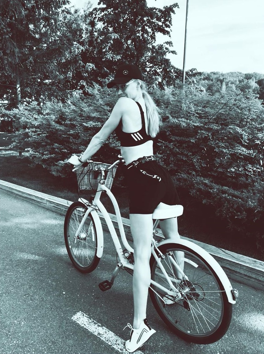 Светлана Ходченкова в сексуальном костюмчике отправилась на велопрогулку