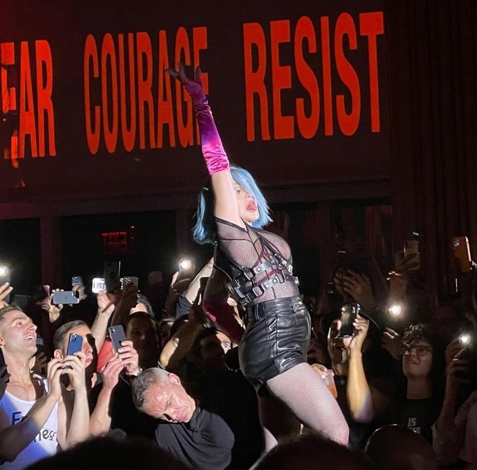 Мадонна в кожаных шортах и голой грудью устроила шоу в гей клубе