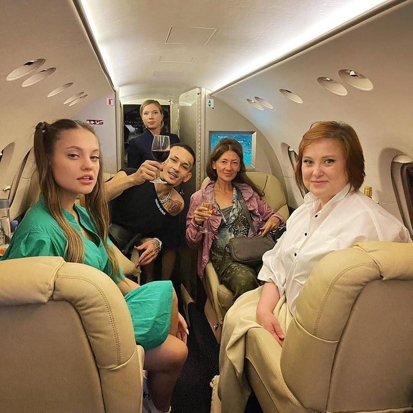 Голый Моргенштерн сверкнул "причиндалами" перед родителями невесты на борту частного самолета