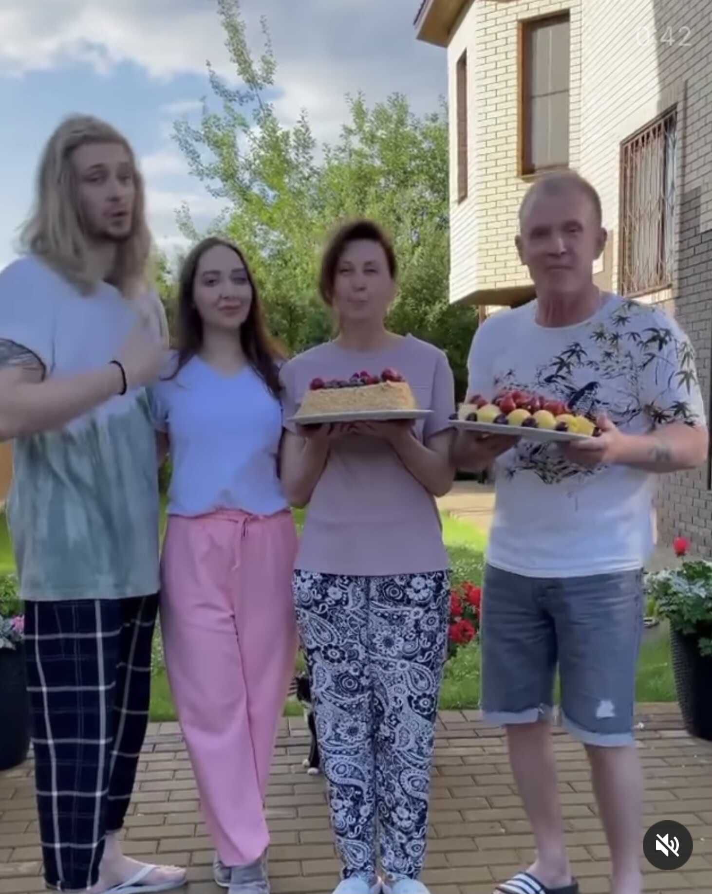 «Нас не пускают в дом»: Виктор Рыбин и Наталья Сенчукова пришли на новоселье к сыну и его невесте 