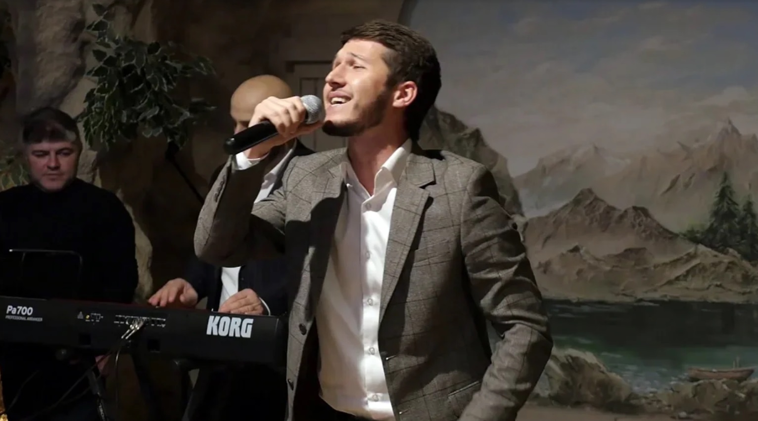 Популярный дагестанский певец Апанди Исмаилгаджиев выпустил новый летний хит