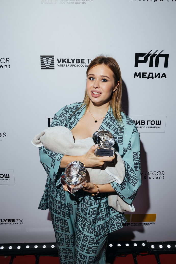 Ольга Нечаева покормила грудью своего ребенка прямо на красной дорожке премии телеканала Fashion TV Russia