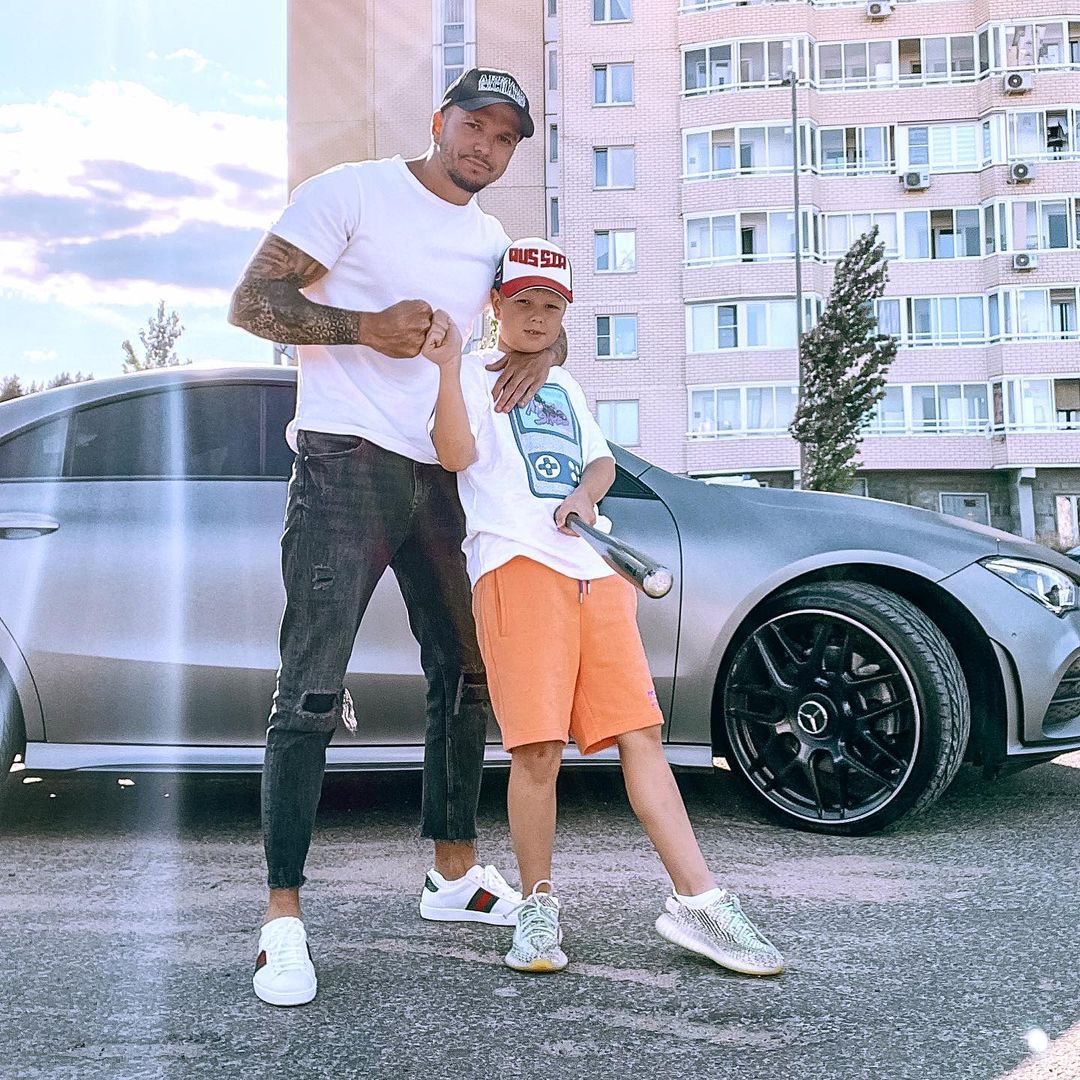 "Давай газу побольше": 8-летний сын Антона Гусева прокатил непутёвого папашу по оживлённой трассе в Москве