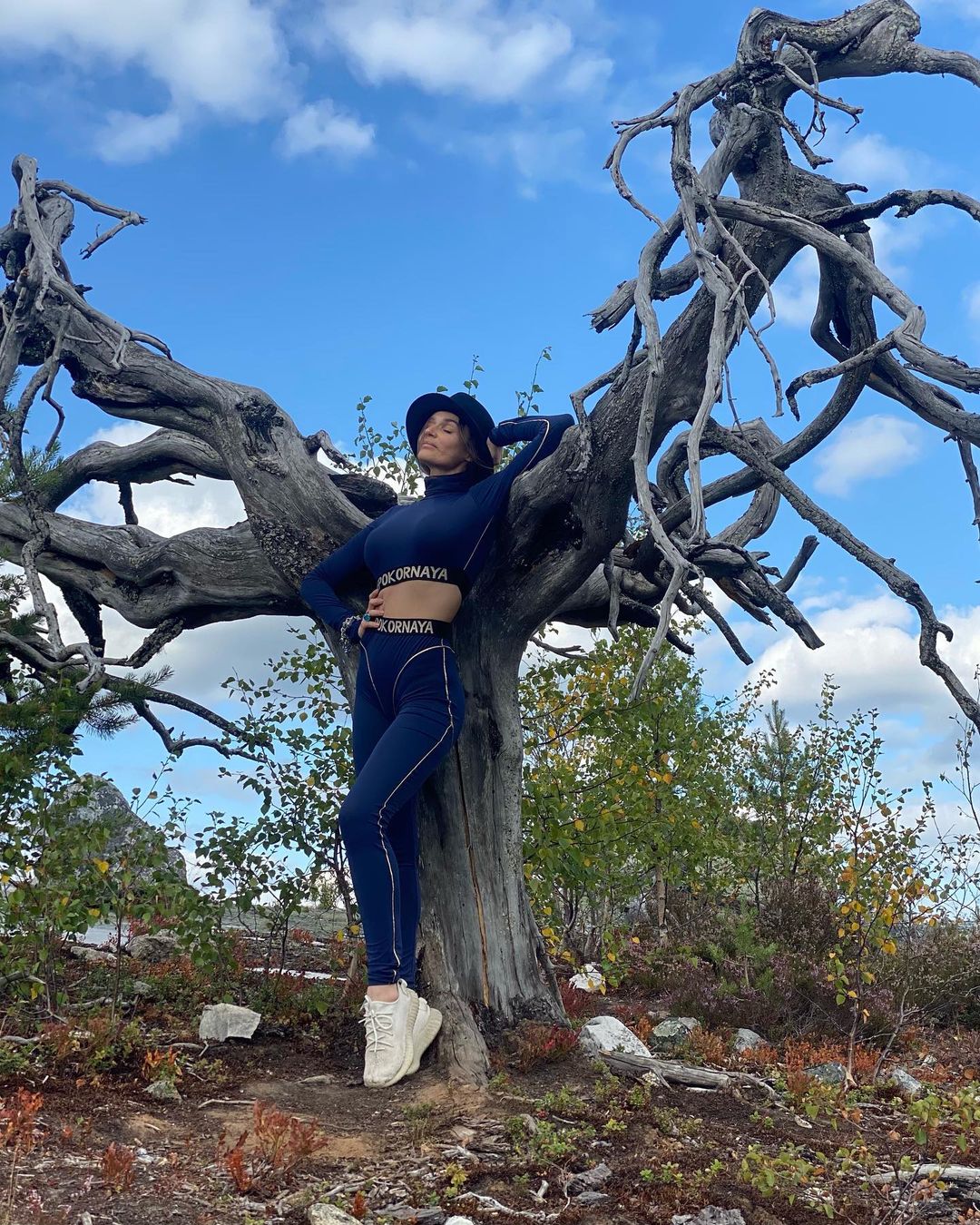 "Надо было там и остаться?": Алёна Водонаева в секуальном костюмчике отправилась на "ведьмину гору"