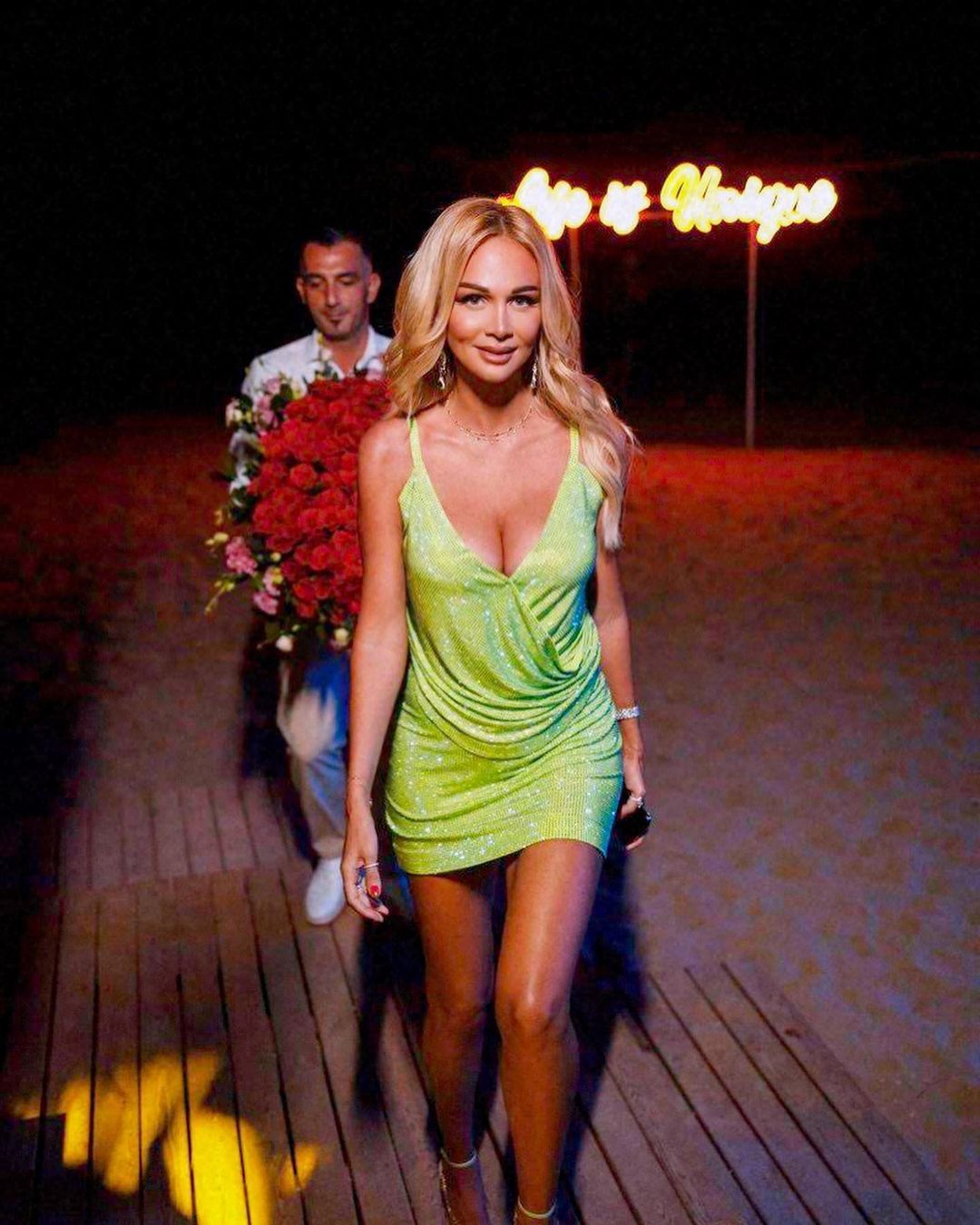Виктория Лопырёва устроила эротическую фотосессию на пляже в полнолуние