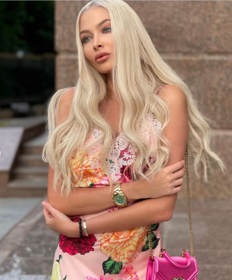 Рейтинг дня: модель Алёна Шишкова сменила причёску и прогулялась по улицам Москвы в аляпистом платье