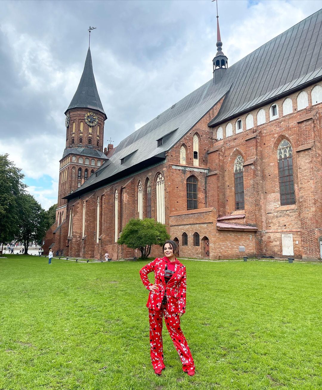"Недоразумение в красном": Наташа Королёва выбрала клоунский наряд для поездки в Калининград