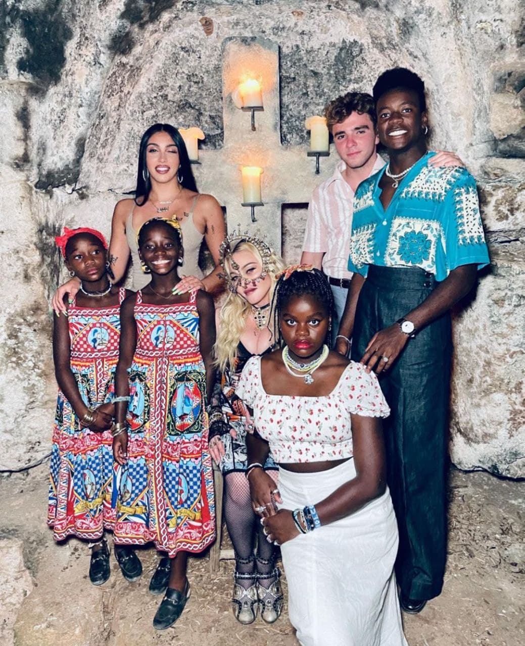 Мадонна устроила отвязную вечеринку в честь 63-летия, показав фото с шестью детьми

