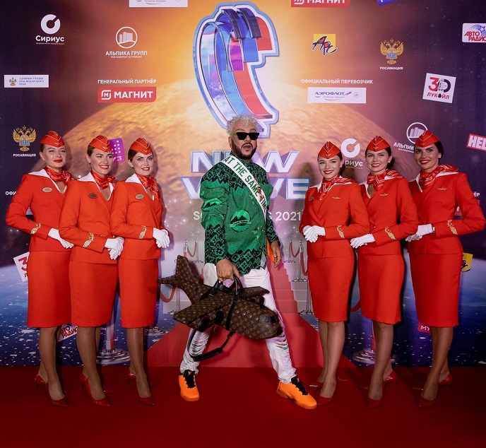 Филипп Киркоров появился на красной дорожке в Сочи с сумочкой LV за 2,5 миллиона рублей