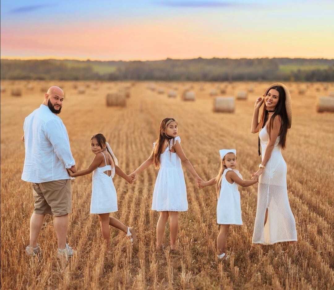 Оксана Самойлова и Джиган устроили семейную фотосессию в пшеничном поле