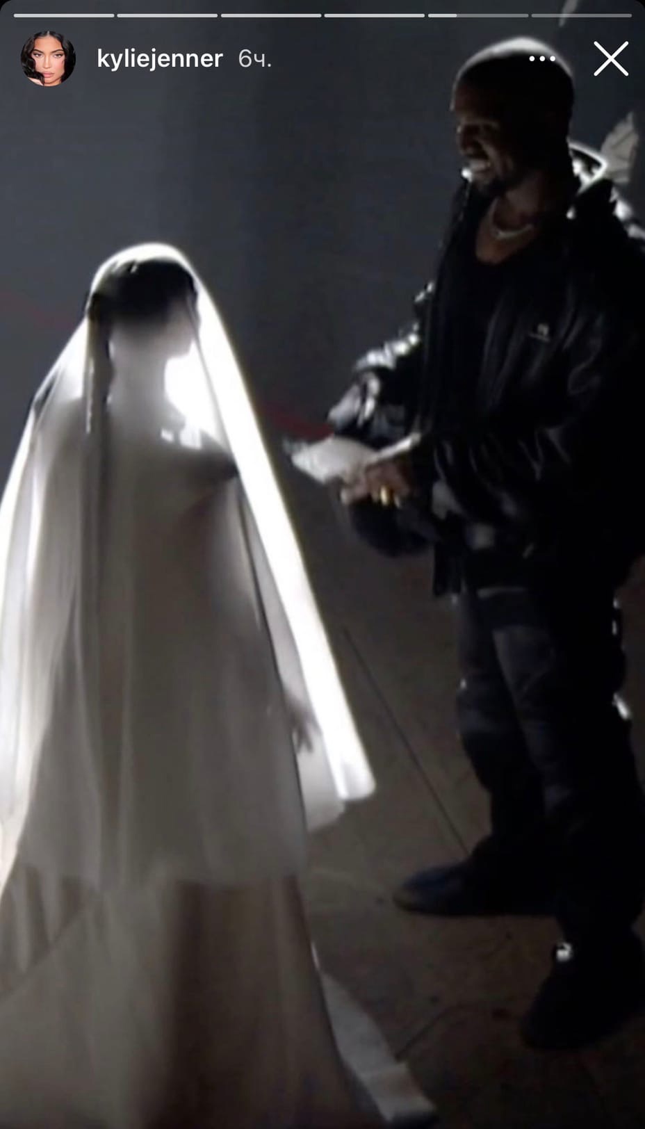 Ким Кардашьян появилась на концерте Канье Уэста в свадебном платье
