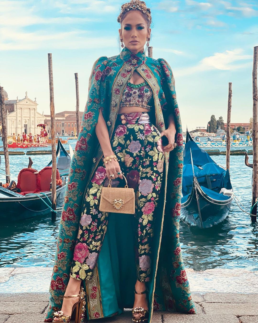 В короне и бриллиантах: Дженнифер Лопес выбрала царский образ для показа Dolce & Gabbana