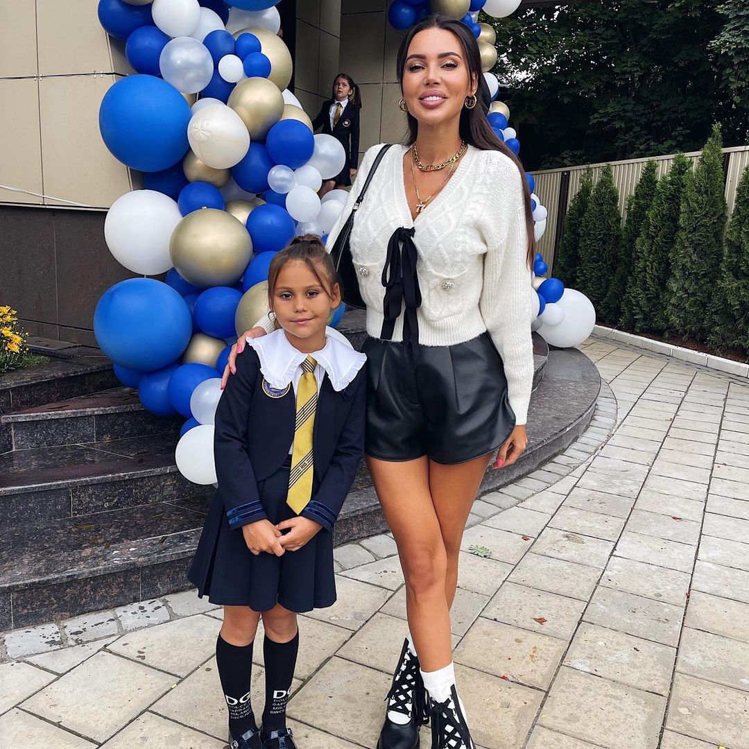 Секси-мамочка Оксана Самойлова пришла на школьную линейку в коротких кожаных шортиках
