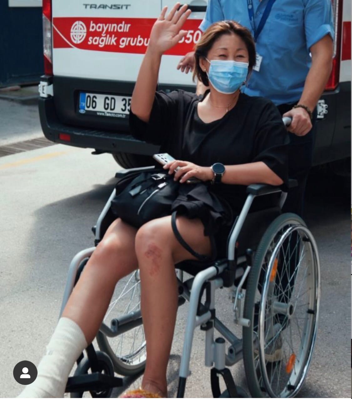 "Маленький казус": Анита Цой оказалась в инвалидном кресле